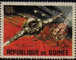 Republica de Guinea 1965 Scott 393 Sello Nuevo Primer Vuelo Doble Luna Astronauta Leonov flotando en el espacio con sobreimpresion Luna 9 03/02/1966 sin goma 